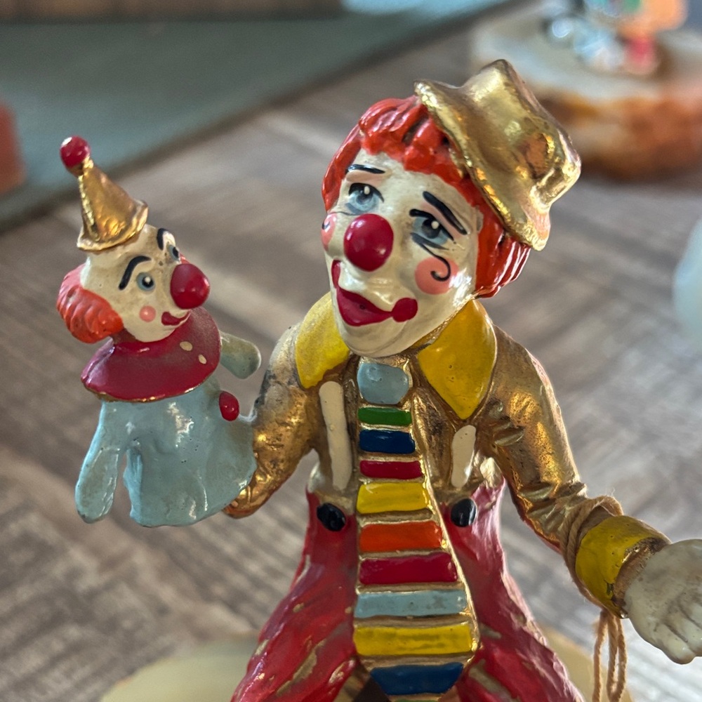 Vintage 1981 Ron Lee Clown Figurine w/ Puppet – Hand Painted Stone Base - Picture 3 of 4